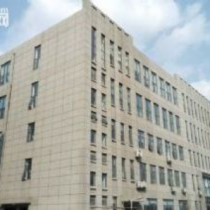 厂房出租，有厂房及办公区，可分租。可单租办公室或做宿舍用。